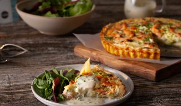 Nevens Räucherlachs-Porree-Quiche mit Zitronen-Sahne-Sauce