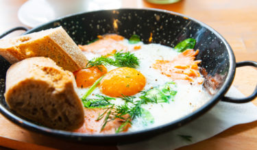Gebackene Eier mit Burren-Räucherlachs und Spinat