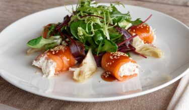 Burren Räucherlachs- und Krabbenrollen mit Walnuss-Vinaigrette