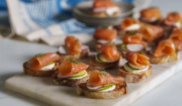 Entrée avec Saumon Fumé à froid sur Pain au Levain