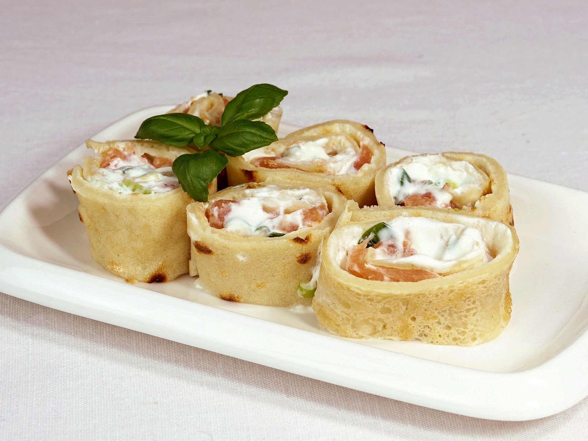Pfannkuchenröllchen mit einer Füllung aus Crème Fraîche und ...